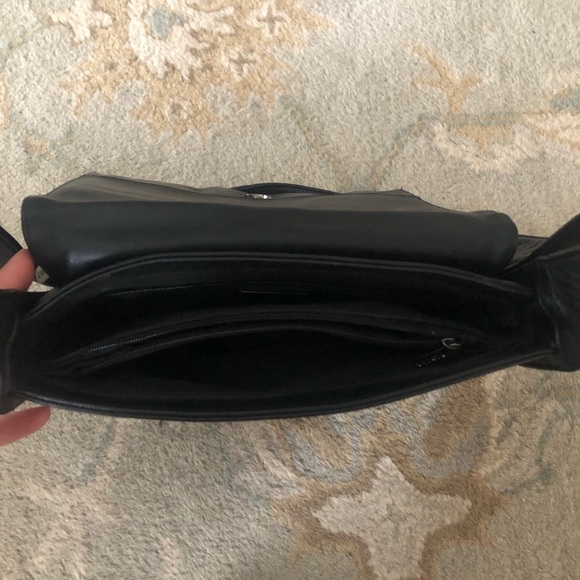 Beautiful leather Danier purse - Picture 7 of 12